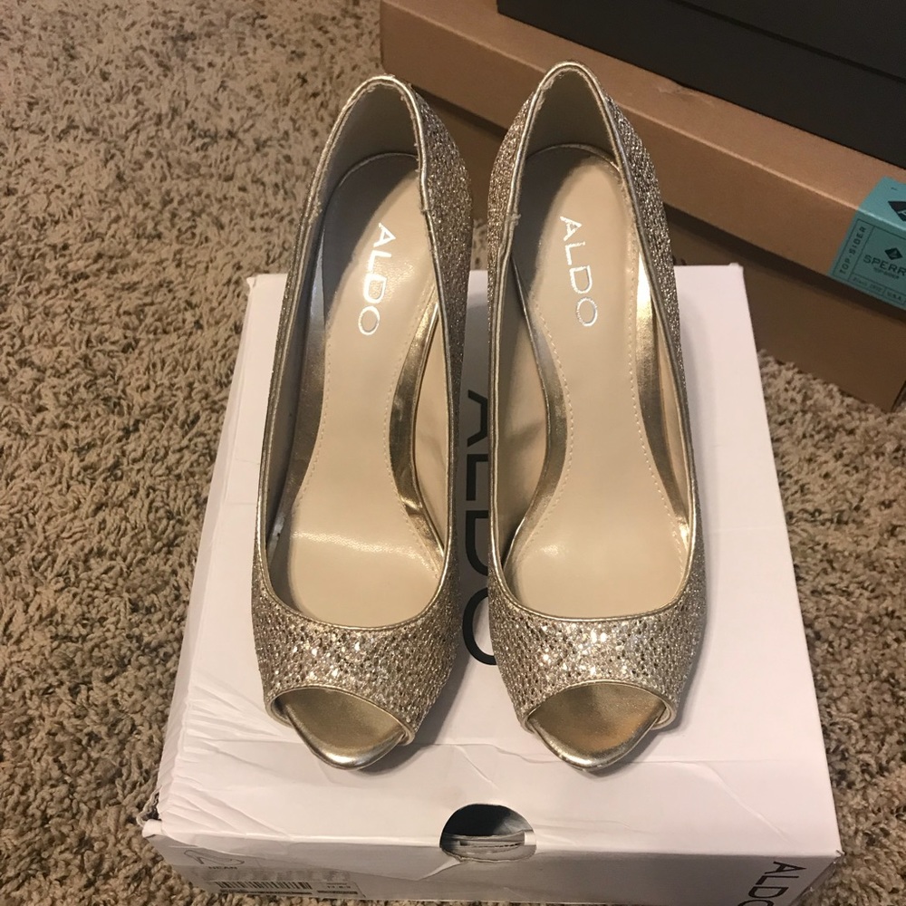 BNWB Gold glitter also pumps Sz 6.5